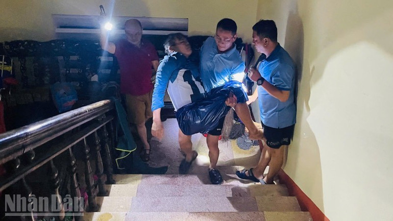 Trong ngày 28/10, lực lượng tại chỗ của phường Hóa Châu đã cứu được bốn người dân bị nước cuốn. ndo_bl_2b29484ebded30b369fc-2.jpg