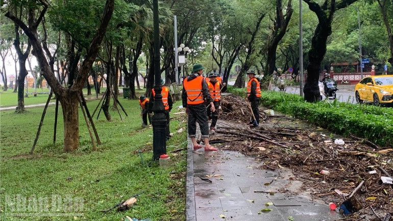 A Városi Katonai Parancsnokság 6. ezrede több száz tisztet és katonát mozgósított a környezeti higiéniai munkálatokba, amint az árvíz visszahúzódott. ndo_bl_3545559588919238342-2.jpg
