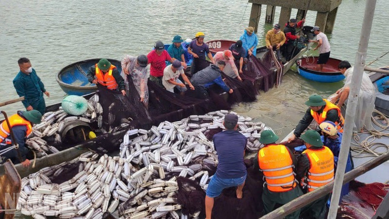 Đồn Biên phòng cửa khẩu cảng Thuận An phối hợp cùng ngư dân trục vớt tàu cá TTH 96454 TS bị chìm. ndo_bl_vo-tien-1-2.jpg