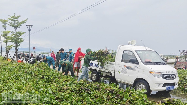 Lực lượng vũ trang cùng các lực lượng khác triển khai dọn dẹp, bảo đảm vệ sinh môi trường. ndo_bl_img-08-2.jpg