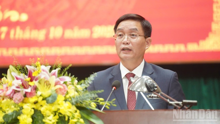 Đồng chí Nguyễn Đình Trung, Bí thư Thành ủy Huế phát biểu nhận nhiệm vụ. ndo_br_a2-hue-2.jpg