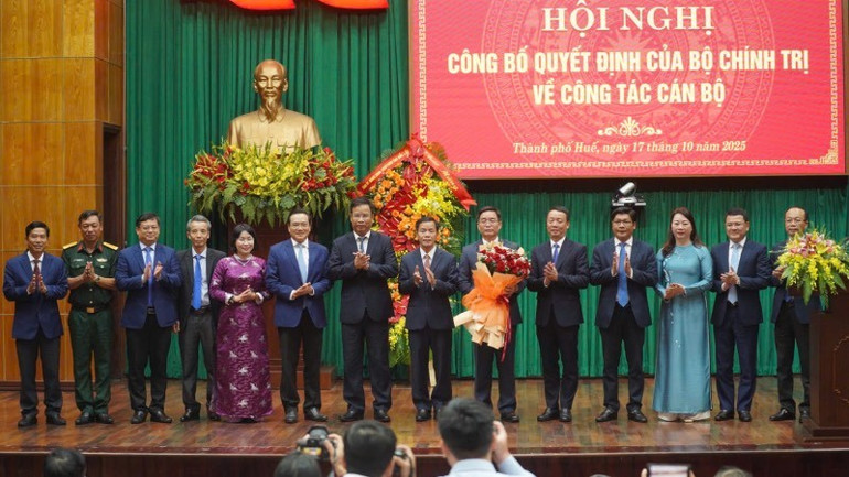 Tân Bí thư Thành ủy Nguyễn Đình Trung nhận lời chúc mừng của tập thể Ban Thường vụ Thành ủy Huế. a4-hue-2.jpg