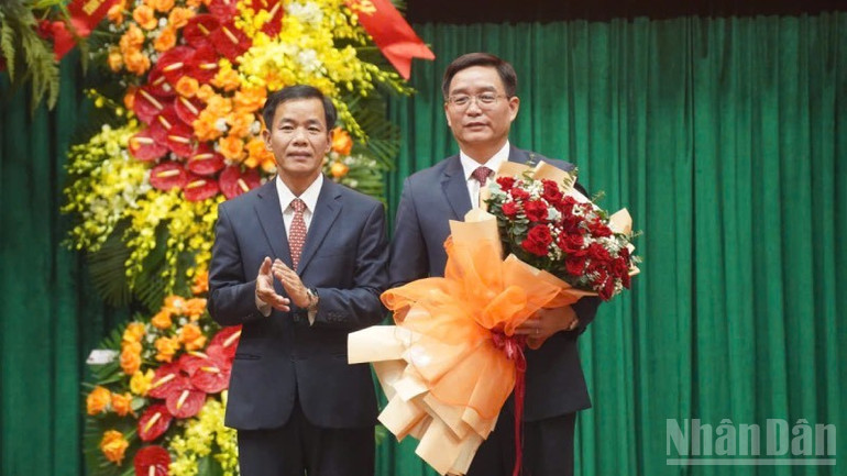 Nguyên Bí thư Thành ủy Huế Nguyễn Văn Phương tặng hoa chúc mừng Tân Bí thư Thành ủy Nguyễn Đình Trung. ndo_br_a3-hue-2.jpg