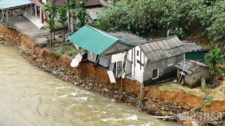 Sông Tả Trạch sạt lở kéo theo một ngôi nhà và. nhiều nhà khác bị hư hỏng. ndo_br_2dad7824b46638386177-2.jpg