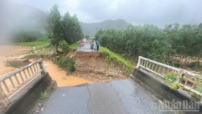 Cầu Le No bị nước lũ làm đứt nhịp. ndo_br_5c60bee672a4fefaa7b5-2.jpg