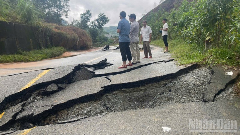 Mặt đường cao tốc la Sơn-Túy Loan đoạn qua xã Khe Tre bị gãy, bong trong mưa lớn. ndo_br_2972311076515142840-2.jpg