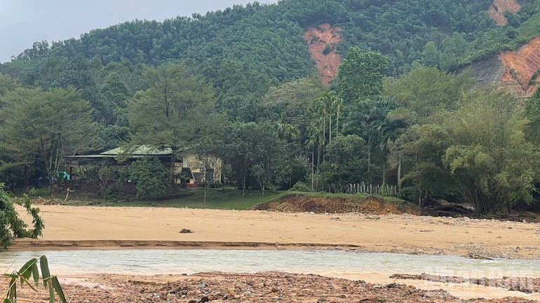 Những vết sạt trượt trên núi là nỗi bất an cho các hộ sống phía dưới trong những ngày mưa bão. ndo_br_1430420725847885259-3.jpg