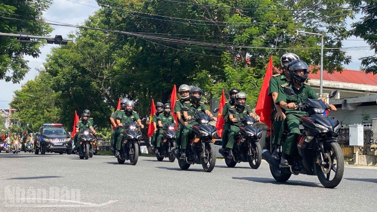 Các lực lượng dự lễ đã diễu hành qua các đường phố lớn của Huế để lan tỏa phong trào. ndo_bl_aaa-310725-2.jpg