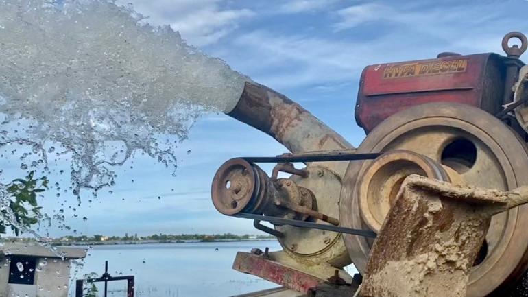 Huế có 120 trạm bơm tiêu úng và phục vụ tưới tiêu. Đợt này ngập nặng, hơn 25 nghìn ha, nên đã huy động hàng trăm máy bơm của nông dân tham gia góp sức a5c241a1-7c99-4ced-b920-5c8970741a69-1-201-a-1199.jpg