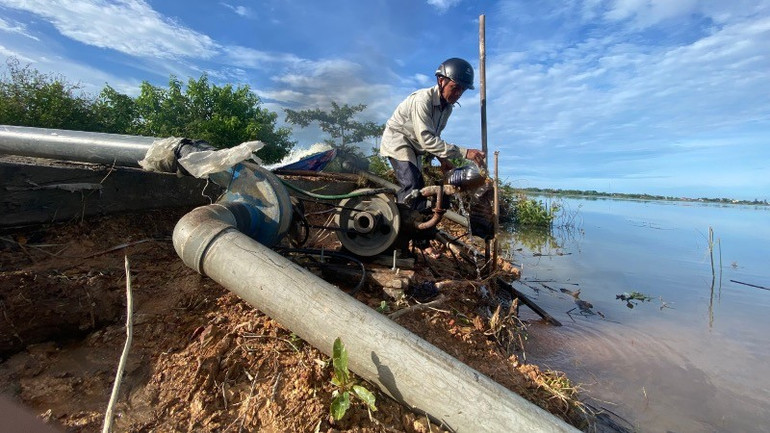 Chính quyền địa phương thông báo hỗ trợ dầu cho những hộ dân đưa máy giúp tiêu úng tempimagea2xzfo-1201.jpg