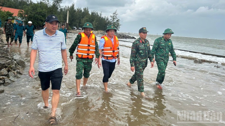 Hàng ngàn cán bộ chiến sĩ đã được huy động về các địa bàn xung yếu sẵn sàng hỗ trợ nhân dân. ndo_br_img-07-1-2.jpg