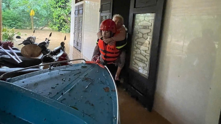 Hàng nghìn người dân đã được lực lượng vũ trang đưa ra khỏi vùng nguy hiểm đến nơi an toàn 6c0ea33723a5aefbf7b4-2.jpg