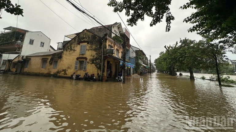 Ban chỉ huy phòng thủ dân sự sáng nay phát công điện yêu cầu người dân không di chuyển qua những khu vực, ngập sâu, nguy hiểm để bảo đảm an toàn. ndo_br_992428088895611406-2.jpg