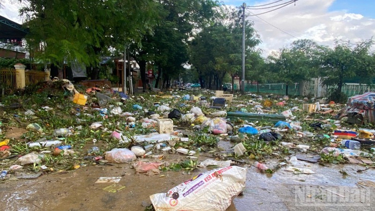 Những con đuờng ngập rác sau khi nước rút. ndo_br_40192e06e84764193d56-2.jpg