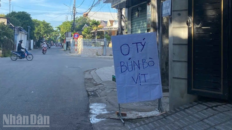 Nhiều quán bún truyền thống ở Huế đã thay bảng hiệu, đưa thịt heo ra khỏi thực đơn. ndo_bl_aaaa-bun-bo-2.jpg