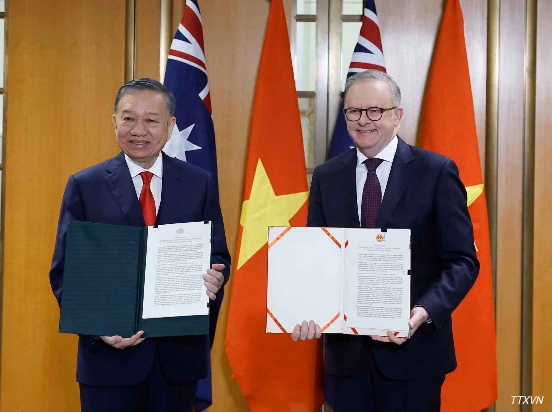 Tổng Bí thư, Chủ tịch nước Tô Lâm và Thủ tướng Australia Anthony Albanese trao Tuyên bố chung. (Ảnh: TTXVN)