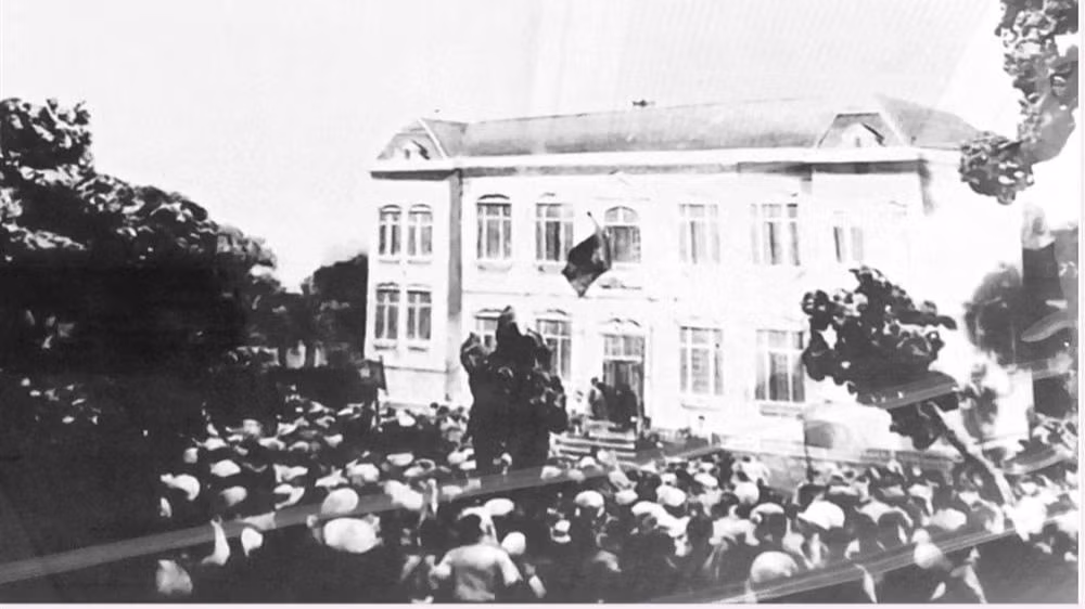 Nhân dân tham gia khởi nghĩa giành chính quyền ở thành phố Vinh tháng 8/1945. (Ảnh tư liệu: baonghean.vn)