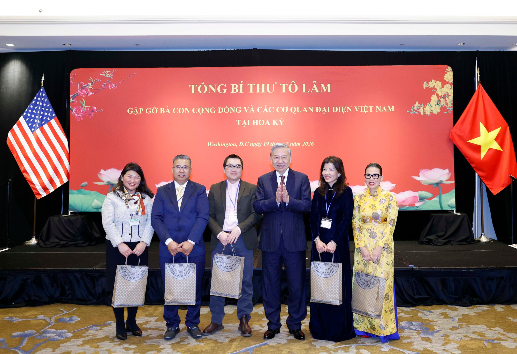 vna-potal-tong-bi-thu-to-lam-gap-go-ba-con-cong-dong-va-cac-co-quan-dai-dien-viet-nam-tai-hoa-ky-8599048.jpg