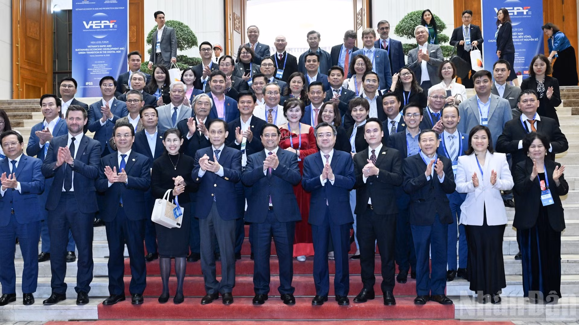 Thủ tướng Phạm Minh Chính và các đại biểu tham dự Diễn đàn Kinh tế Việt Nam 2025, triển vọng 2026.