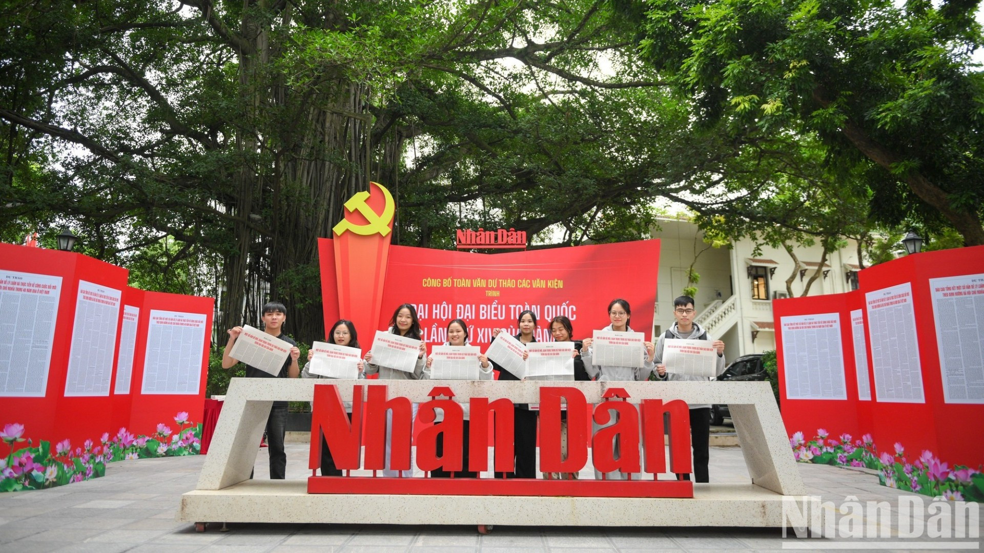 Những ấn phẩm của Báo Nhân Dân được các bạn trẻ quan tâm, đón nhận.