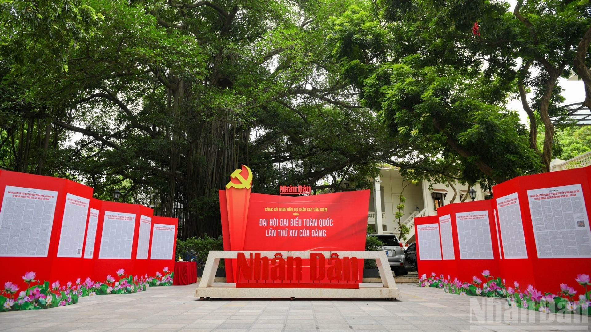 Không gian trưng bày bao gồm 24 trang, đăng tải toàn văn các dự thảo văn kiện trình Đại hội XIV của Đảng được in trên khổ lớn để phục vụ người dân dễ dàng theo dõi, đón đọc. khong-gian-trung-bay-toan-4212.jpg