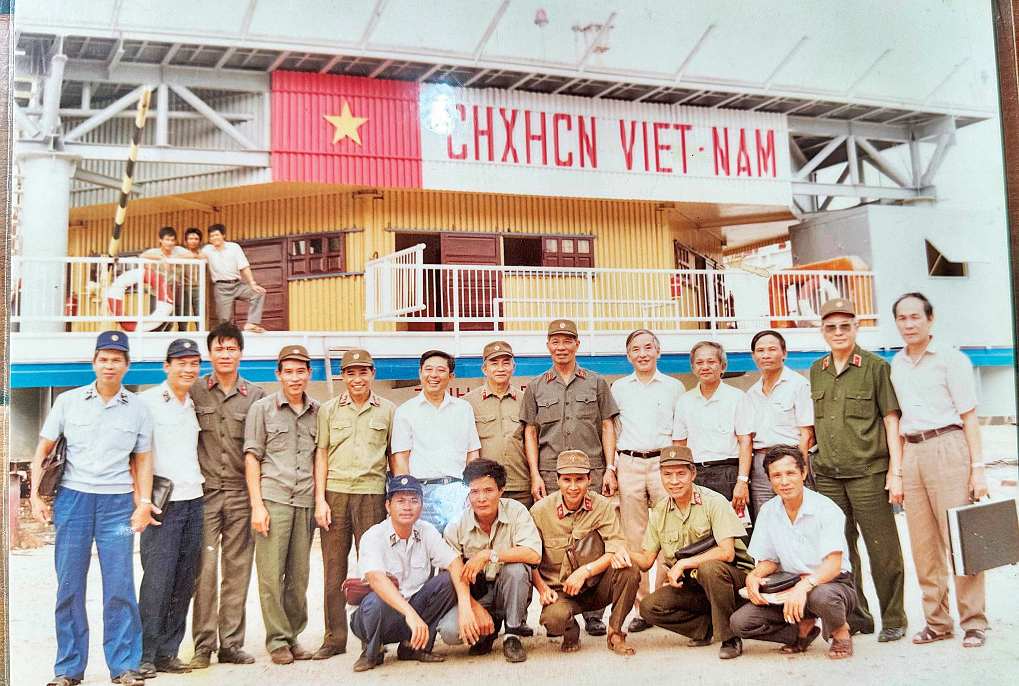 Đại tá Nguyễn Quý (thứ 5 từ trái sang) và những người thực hiện công trình phần trên của nhà dàn DK1. (Ảnh: NVCC) img-7345-original.jpg