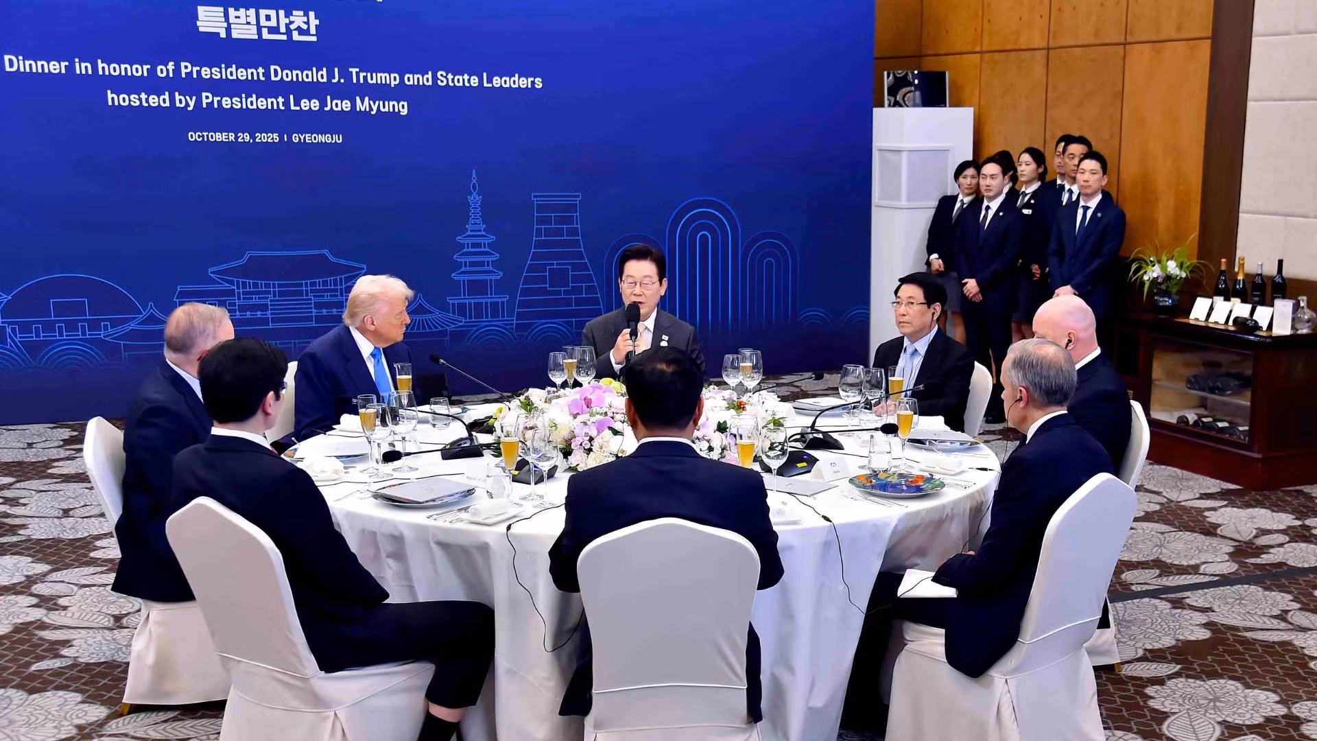 Chủ tịch nước Lương Cường dự tiệc tối chào mừng các nhà lãnh đạo APEC.