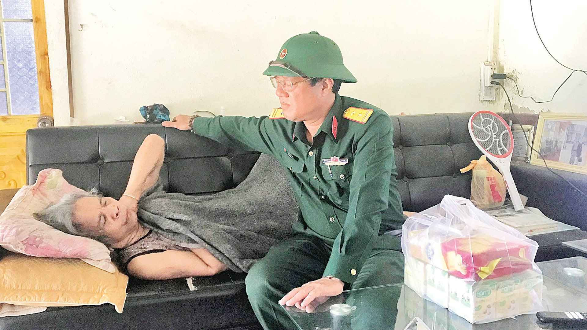 Trung tá Vũ Bá Thiết thăm hỏi sức khỏe già làng Ksor H’Lâm. doi-hinh-3-8951.jpg