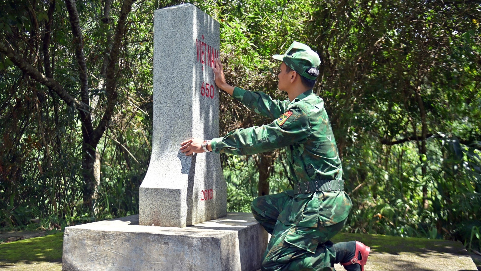Trung tá Nguyễn Văn Thành, Chính trị viên phó Đồn Biên phòng Quảng Nhâm, đội trưởng đội tuần tra kiểm tra hiện trạng cột mốc. thiet-ke-chua-co-ten-6.jpg