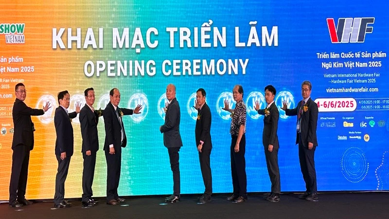 Các đại biểu thực hiện nghi thức khai mạc hai triển lãm VHF 2025 và Home Show Vietnam 2025.