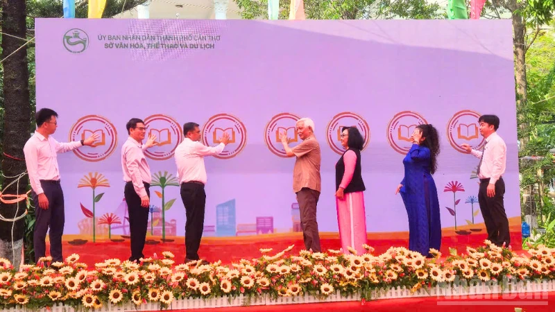 Cần Thơ khai mạc Hội sách lớn chào mừng kỷ niệm 51 năm Giải phóng và 136 năm sinh Bác Hồ