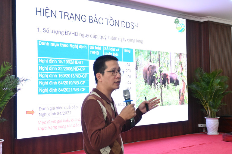 Chuyên gia Lã Quang Trung, Điều phối viên Bảo tồn thiên nhiên, Trung tâm Bảo tồn thiên nhiên và phát triển (CCD), trình bày thực trạng bảo tồn đa dạng sinh học của Việt Nam tại hội thảo. (Ảnh: PanNature) crm-3332.jpg