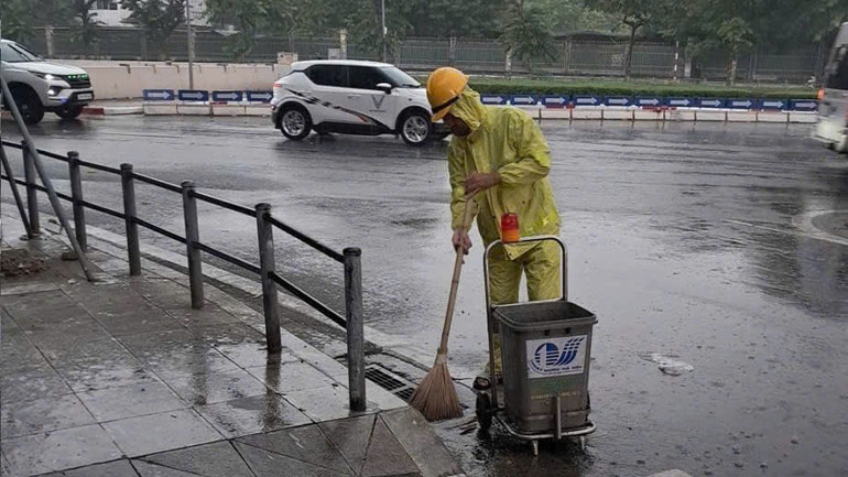 Công tác tua rác, khơi thông các cửa thu nước được yêu cầu tiến hành hàng ngày để tránh úng ngập do ảnh hưởng của siêu bão Ragasa. (Ảnh: LÊ ĐỨC) z7043277751332-c522fe8dbb1be2a46772686574b19440.jpg
