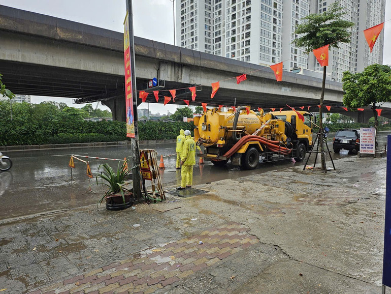 Các đơn vị bố trí đầy đủ lực lượng, máy móc, thiết bị cơ giới để phòng chống úng ngập do bão Ragasa gây ra. (Ảnh: LÊ ĐỨC) z7043278108337-03a76c26ff2d794ad1dd5c90ae8b1360.jpg