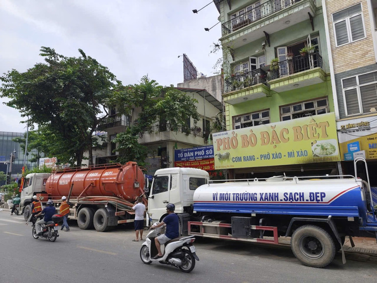 Các xe hút bùn chuyên dụng được huy động để khắc phục sự cố. (Ảnh: VĂN THỊNH) z6992582847225-7093e7376218500016ec66c0708cf122.jpg
