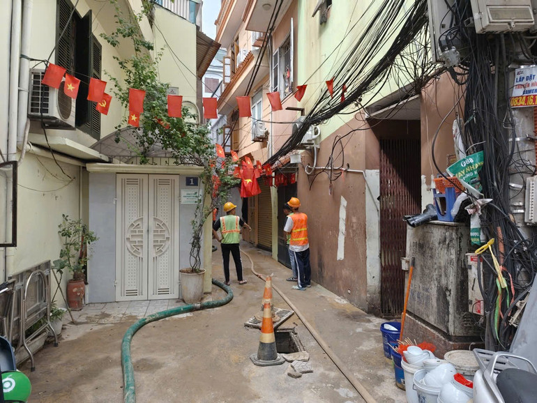 Nhiều công nhân tiếp tục được huy động tham gia khắc phục sự cố trong sáng 9/9. (Ảnh: VĂN THỊNH) z6992582859430-39d6c03a82f7eab441bb734a061bce07.jpg