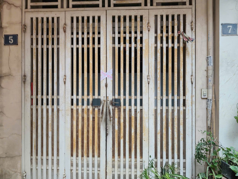 Một số ngôi nhà trong ngõ 7 Giang Văn Minh được niêm phong, sơ tán hộ dân tạm thời. (Ảnh: VĂN THỊNH) z6992582891153-ecf42c95571495cf5086c3e490099abe.jpg