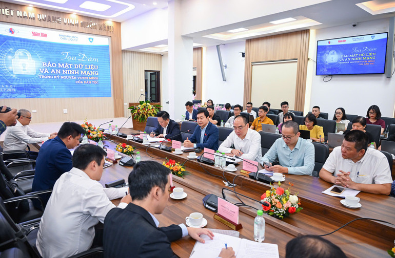 គណៈប្រតិភូចូលរួមសិក្ខាសាលា “សន្តិសុខទិន្នន័យ និងសន្តិសុខអ៊ីនធឺណិតក្នុងយុគសម័យនៃការរីកចម្រើនជាតិ” ដែលរៀបចំដោយកាសែត Nhan Dan ។ cac-dai-bieu-tham-gia.jpg