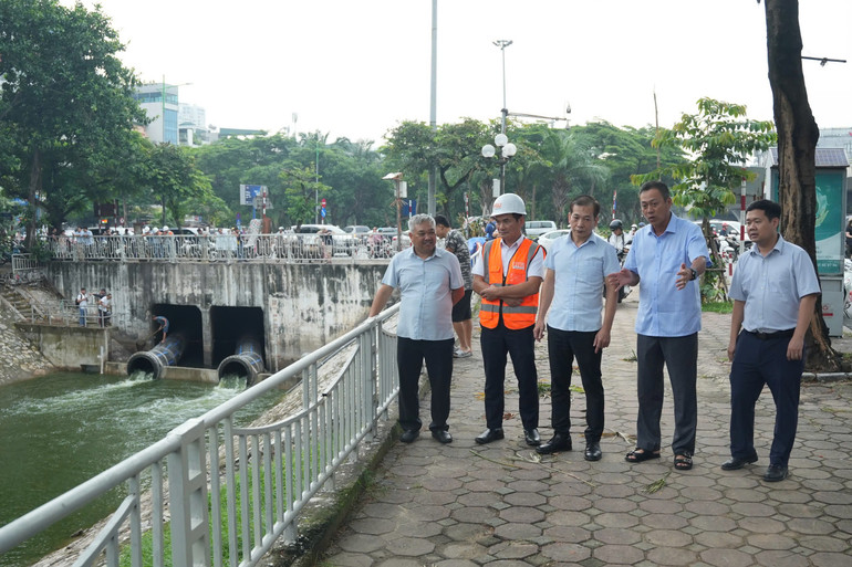 Lãnh đạo các đơn vị liên quan Dự án làm sạch sông Tô Lịch đi khảo sát trong ngày đầu tiên dẫn nước từ Hồ Tây về sông Tô Lịch. (Ảnh: VĂN THỊNH) z6994251525169-0cd772afa2d586bedff132e1650c2455.jpg