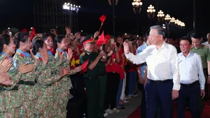 Tổng Bí thư Tô Lâm dự Chương trình chính luận nghệ thuật ''Dưới cờ vinh quang'' tại điểm cầu Quảng trường Ba Đình (Hà Nội). (Ảnh: TTXVN) 