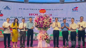 Bí thư Tỉnh ủy Lào Cai Trịnh Xuân Trường tặng hoa chúc mừng hội nghị. (Ảnh: THANH SƠN)
