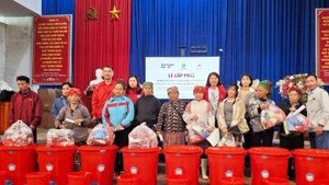 Cấp phát thùng chứa nước và bộ dụng cụ vệ sinh tại huyện Bắc Hà và Bảo Yên, Lào Cai (cũ). (Ảnh: Oxfam cung cấp)