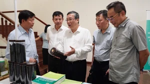 Thứ trưởng Bộ Nông nghiệp và Môi trường Hoàng Trung thăm quan gian hàng tại Hội nghị tham vấn “Đề án sản xuất trồng trọt giảm phát thải giai đoạn 2025-2035”.