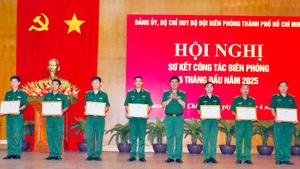 Chỉ huy trưởng Bộ Chỉ huy Biên phòng Thành phố biểu dương những đơn vị có thành tích công tác tốt.