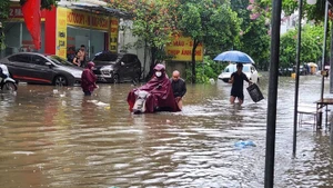 Ngập lụt trên nhiều tuyến phố tại Hà Nội sáng 26/8. (Ảnh: nhandan.vn)