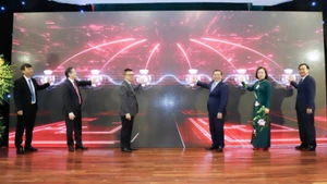 Đồng chí Lại Xuân Môn, Ủy viên Trung ương Đảng, Phó Trưởng ban Thường trực Ban Tuyên giáo và Dân vận Trung ương; đồng chí Lê Quốc Minh, Ủy viên Trung ương Đảng, Tổng Biên tập Báo Nhân Dân, Phó Trưởng Ban Tuyên giáo và Dân vận Trung ương, Chủ tịch Hội Nhà báo Việt Nam; đồng chí Lương Quốc Đoàn, Ủy viên Trung ương Đảng, Bí thư Đảng bộ, Chủ tịch BCH Trung ương Hội Nông dân Việt Nam; đồng chí Bùi Thị Thơm - Phó Chủ tịch Trung ương Hội Nông dân Việt Nam; đồng chí Võ Văn Hưng - Thứ trưởng Bộ Nông nghiệp và Môi trường và đồng chí Nguyễn Văn Hoài - Tổng Biên tập Báo Nông thôn Ngày nay/Báo điện tử Dân Việt ra mắt Phiên bản Dân Việt 5.0. Ảnh: Báo Dân Việt.