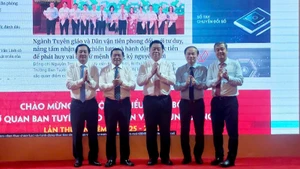 Đồng chí Nguyễn Trọng Nghĩa (giữa) nhấn nút khai trương hệ thống thông tin của Ban Tuyên giáo và Dân vận Trung ương. 