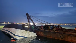 Lực lượng chức năng đang cố gắng tìm kiếm nạn nhân. 