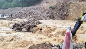 Mưa lớn có thể gây ngập úng tại các vùng trũng, thấp, khu đô thị, khu công nghiệp; nguy cơ lũ quét tại các sông, suối nhỏ và sạt lở đất trên các sườn dốc.