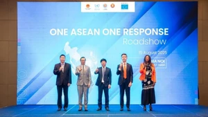 Các đại biểu thể hiện cam kết hợp tác thống nhất ứng phó thiên tai trong khu vực tại sự kiện.